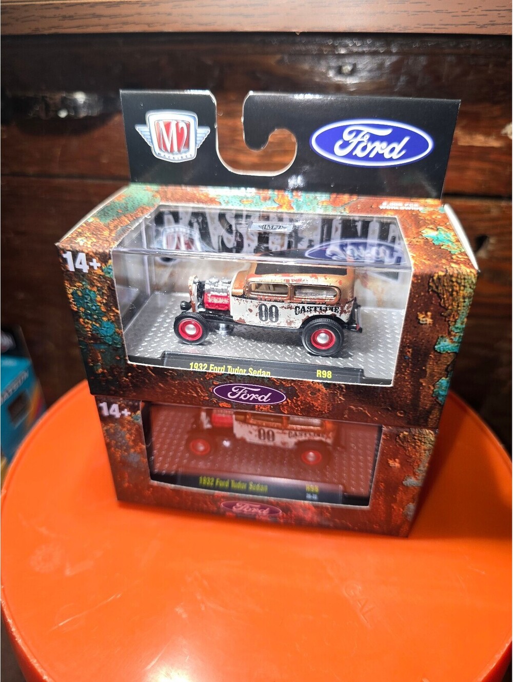 M2 Machines 1932 Ford Tudor Sedan Castline Rusted Race Car 00 1:64 Diecast  R98